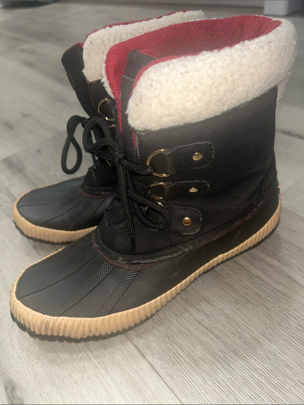 Tommy Hilfiger Women’s Black Duck Boots with Red Sherpa Lining size 8